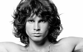 Pevka Marianne Faithfull trdi, da je Jima Morrisona ubil njen bivši fant