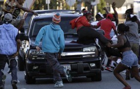Policija v Los Angelesu obljublja konec nasilnih protestov