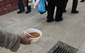 V Grčiji zaradi krize povečali brezplačne obroke za učence 