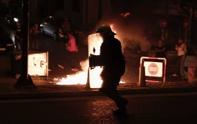 Spopadi med policijo in protestniki ob protifašističnem shodu v Atenah