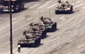 Kitajski aktivisti za demokracijo v črnem ob obletnici pokola na trgu Tiananmen