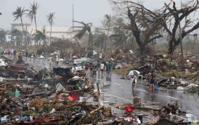 Tajfun opustošil Filipine, smrtnih žrtev morda prek deset tisoč