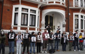Ekvador na londonskem veleposlaništvu, kjer je ujet Assange, odkril skriti mikrofon