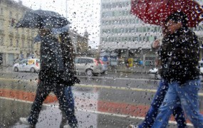 Slovenijo zajele padavine; na mejnih prehodih povečan promet