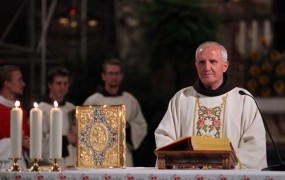 Novi nadškof Zore pri prvi maši po imenovanju pozval k skrbi za brate in sestre