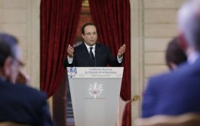 Svet in Francija sta ga poslušala, a Hollande je o aferi z igralko molčal