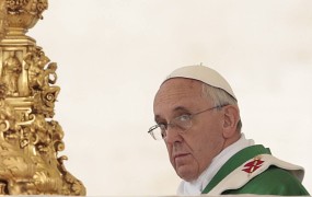 Papež napovedal ostrejše kazni za pedofilske duhovnike