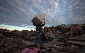 Škoda po tornadu v Oklahomi ocenjena na dve milijardi dolarjev