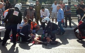 V palestinskih napadih z noži ubita dva Izraelca