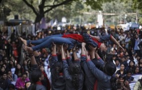 V Indiji žensko kaznovali z množičnim posilstvom