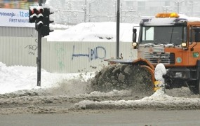 Promet po Sloveniji ovirajo snežni plazovi, snegolomi in poplave