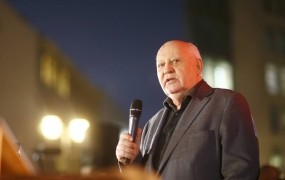 Gorbačov v Berlinu svari: Svet je na pragu nove hladne vojne
