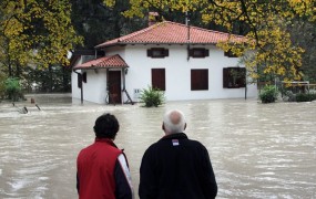 Škoda po poplavah celo višja od 209 milijonov; Slovenija bi lahko prosila za pomoč EU