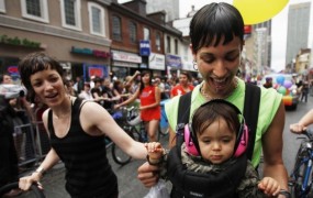 Portugalska zavrnila zakon o istospolnih posvojitvah