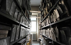 Prvi arhivi Udbe na spletu v petek, za Irglovo digitalizacija anonimiziranega gradiva brez veljave