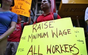 Obama z izvršnim ukazom zvišal minimalno plačo določenim delavcem