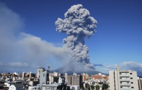 FOTO: Spektakularen izbruh vulkana na Japonskem
