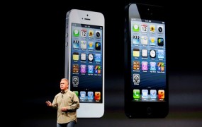 Apple predstavil pametni mobilnik Iphone 5 