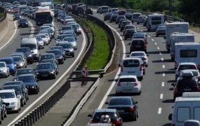 Kaos na primorski avtocesti: pri Brezovici zagorelo vozilo, nedaleč stran prometna nesreča