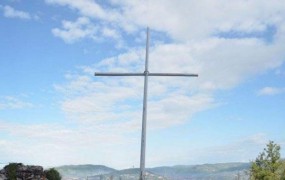 Srbi na hribu nad Sarajevom postavili velik križ 