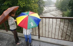 Zaradi padavin minulo noč največ težav na Koroškem in severnem Primorskem