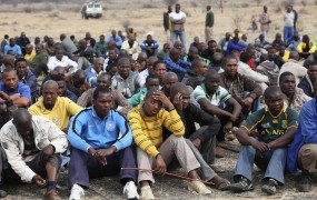 Stavkajoči južnoafriški rudarji obtoženi umora kolegov, ki jih je postrelila policija