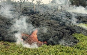 Lava iz ognjenika na havajskem Velikem otoku dosegla prva poslopja