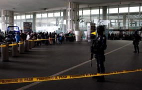 Pokol na letališču po neuspešni aretaciji