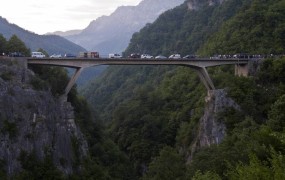 Število žrtev avtobusne nesreče v Črni gori naraslo