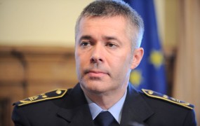 Blamaža - šefa policije Gorška podrejeni ujeli v neregistriranem službenem avtu