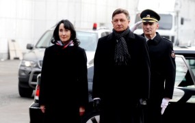 Predsednik Pahor pred predsedniško palačo sprejet z vojaškimi častmi