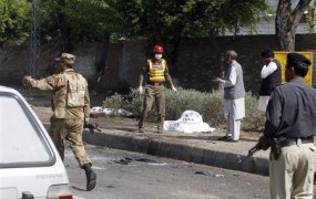 V samomorilskem napadu na mošejo v Pakistanu več mrtvih