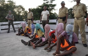 Posiljevalce švicarske turistke v Indiji obsodili na dosmrtni zapor