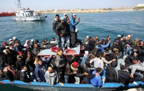 Pred italijansko obalo rešili več kot 700 migrantov in beguncev