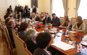 Borut Pahor po posvetu s pravniki: Volitve julija so mogoče. (FOTO)