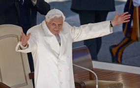Papež se poslavlja, vernike poziva k obnovi vere v Boga