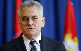 Nikolić: »Klečim in prosim odpuščanje za Srbijo zaradi zločina, ki je bil storjen v Srebrenici.«