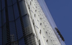 Pomivalec oken v San Franciscu preživel padec z 11. nadstropja