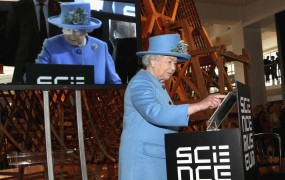 Britanska kraljica Elizabeta objavila prvi tvit in popolnoma upravičila pričakovanja