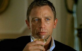 James Bond je bil alkoholik, zaradi alkoholizma so se mu tresle roke