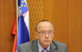 Minister Gorenak grozi: Sindikalnega policijskega razkošja bo konec