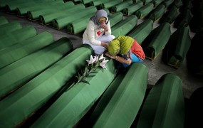 Sodišče: Nizozemska soodgovorna za smrt 300 žrtev v Srebrenici