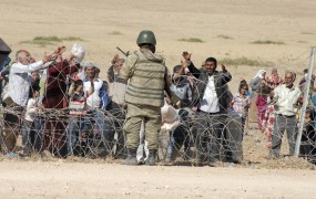Tisoče Kurdov pred nasiljem Islamske države iz Sirije beži v Turčijo