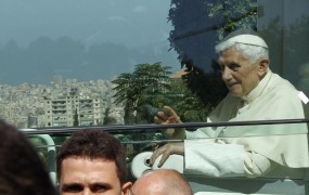 Papež v Bejrutu pozval k odrekanju maščevanju