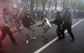 Separatisti v Donecku s kiji in noži napadli prokijevske protestnike