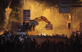 V Carigradu še ena noč spopadov protestnikov s policijo