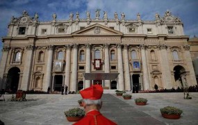 Gejevski lobi v Vatikanu: papežev zaupnik imel razmerje s švicarskim gardistom