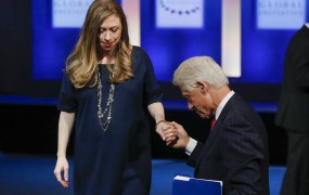 Bill in Hillary Clinton sta dedek in babica: Chelsea je rodila hčerko