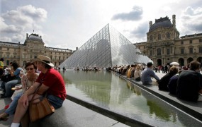 Zaradi novega koronavirusa zaprli tudi pariški Louvre