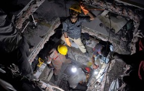 Bangladeški delavci zahtevajo linč lastnika porušene zgradbe